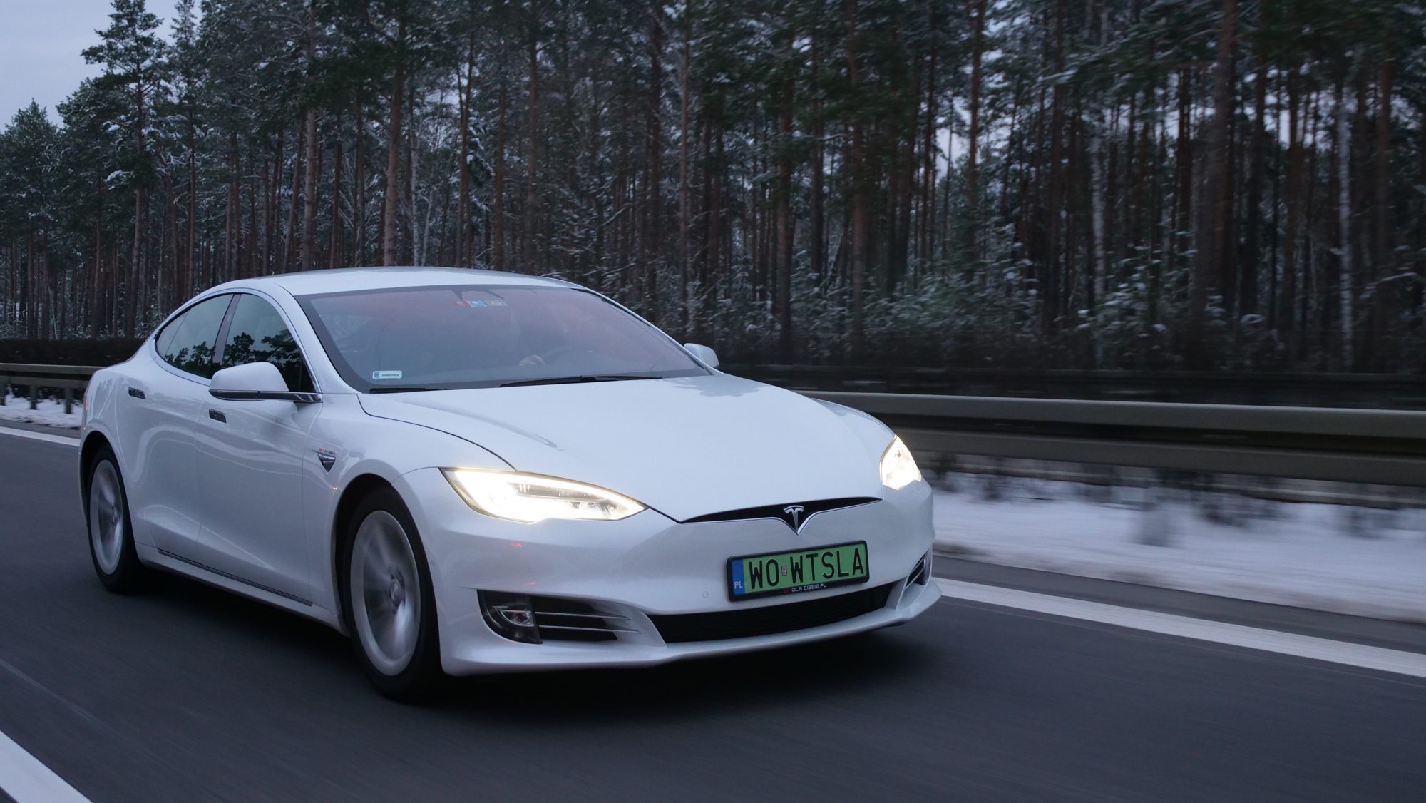 Tesla Model S Daniela Grzyba w trasie